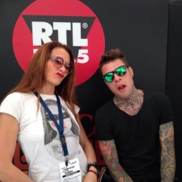 Fedez con Francesca Cheyenne che indossa una t-shirt donna Paul Cortese