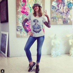 Ludmilla Radchenko indossa una t-shirt donna Paul Cortese