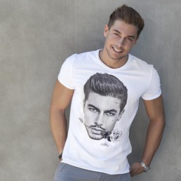 Andrea Denver indossa una t-shirt uomo Paul Cortese