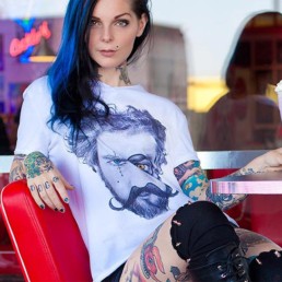 Riae Suicide indossa una t-shirt donna Paul Cortese