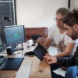 Stefano e Massimo progettano il nuovo servizio fotografico Paul Cortese