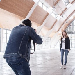 un fotografo sta fotografando una modella che indossa una t-shirt donna Paul Cortese