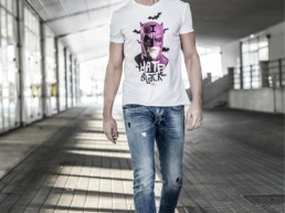 T-shirt Uomo Paul Cortese indossata da un uomo mentre cammina
