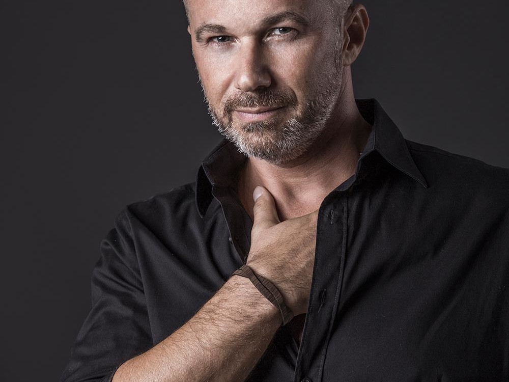 Un uomo indossa il bracciale in legno Wood Jewels Rialto Paul Cortese