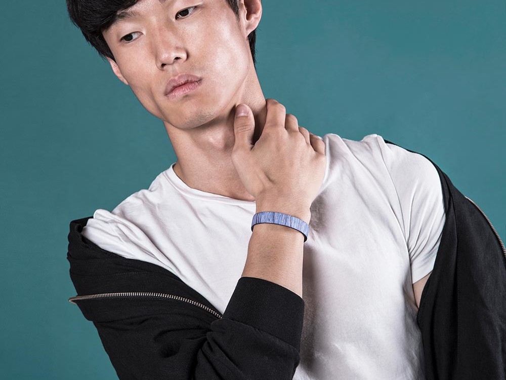 un uomo asiatico indossa un bracciale in legno Pop Wood Paul Cortese